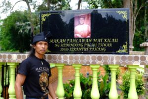 Yayan Ruhian Instagram - Sebelum kembali ke Indonesia, berziarah ke Makam Pahlawan Mat Kilau, di Kg Kedondong, Pulau Tawar, Jerantut, Pahang.

Terimakasih kepada seluruh saudara-saudara di Malaysia, kami sudah diterima dengan baik di sini. Harap-harap boleh silaturahmi dan berjumpa lagi. Mohon maaf zahir batin jika ada silap dan khilaf.

Terimakasih