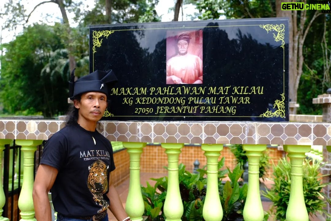 Yayan Ruhian - 27.1K Likes - Sebelum kembali ke Indonesia, berziarah ke Makam Pahlawan Mat Kilau, di Kg Kedondong, Pulau Tawar, Jerantut, Pahang.
Terimakasih kepada seluruh saudara-saudara di Malaysia, kami sudah diterima dengan baik di sini. Harap-harap boleh silaturahmi dan berjumpa lagi. Mohon maaf zahir batin jika ada silap dan khilaf.
Terimakasih