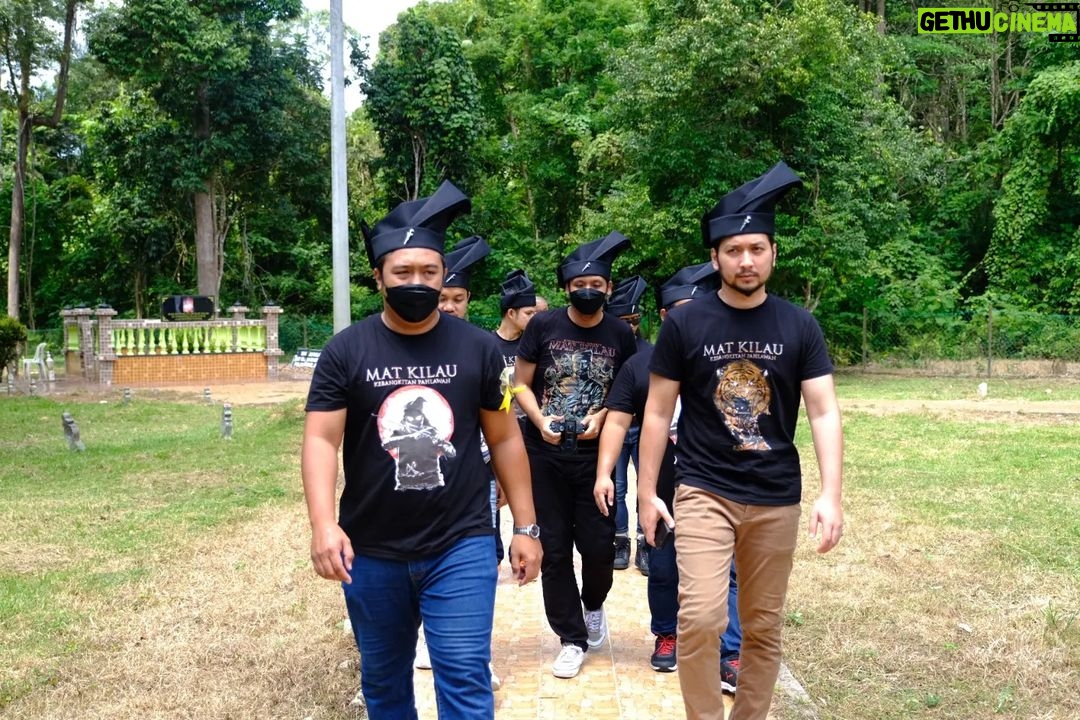 Yayan Ruhian - 27.1K Likes - Sebelum kembali ke Indonesia, berziarah ke Makam Pahlawan Mat Kilau, di Kg Kedondong, Pulau Tawar, Jerantut, Pahang.
Terimakasih kepada seluruh saudara-saudara di Malaysia, kami sudah diterima dengan baik di sini. Harap-harap boleh silaturahmi dan berjumpa lagi. Mohon maaf zahir batin jika ada silap dan khilaf.
Terimakasih