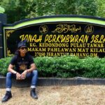 Yayan Ruhian Instagram - Sebelum kembali ke Indonesia, berziarah ke Makam Pahlawan Mat Kilau, di Kg Kedondong, Pulau Tawar, Jerantut, Pahang. Terimakasih kepada seluruh saudara-saudara di Malaysia, kami sudah diterima dengan baik di sini. Harap-harap boleh silaturahmi dan berjumpa lagi. Mohon maaf zahir batin jika ada silap dan khilaf. Terimakasih