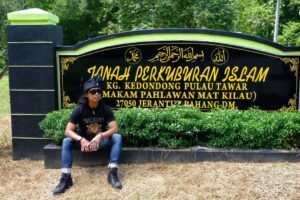 Yayan Ruhian Instagram - Sebelum kembali ke Indonesia, berziarah ke Makam Pahlawan Mat Kilau, di Kg Kedondong, Pulau Tawar, Jerantut, Pahang.

Terimakasih kepada seluruh saudara-saudara di Malaysia, kami sudah diterima dengan baik di sini. Harap-harap boleh silaturahmi dan berjumpa lagi. Mohon maaf zahir batin jika ada silap dan khilaf.

Terimakasih