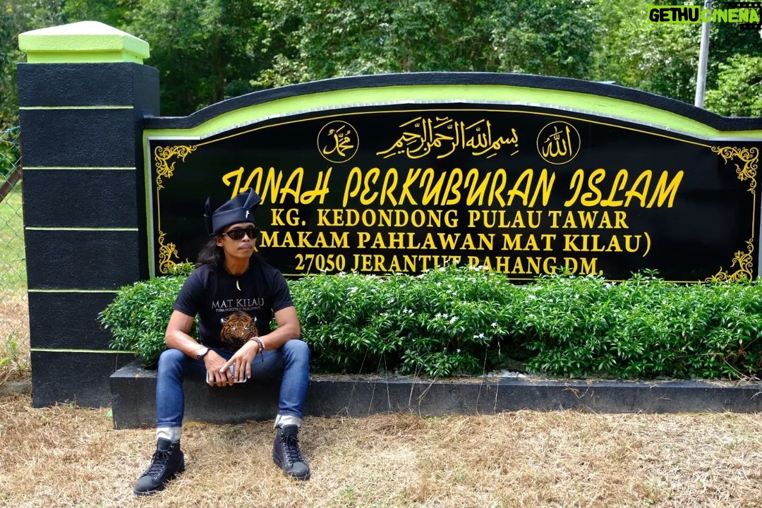 Yayan Ruhian - 27.1K Likes - Sebelum kembali ke Indonesia, berziarah ke Makam Pahlawan Mat Kilau, di Kg Kedondong, Pulau Tawar, Jerantut, Pahang.
Terimakasih kepada seluruh saudara-saudara di Malaysia, kami sudah diterima dengan baik di sini. Harap-harap boleh silaturahmi dan berjumpa lagi. Mohon maaf zahir batin jika ada silap dan khilaf.
Terimakasih