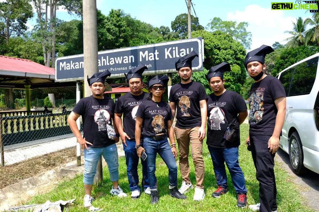 Yayan Ruhian - 27.1K Likes - Sebelum kembali ke Indonesia, berziarah ke Makam Pahlawan Mat Kilau, di Kg Kedondong, Pulau Tawar, Jerantut, Pahang.
Terimakasih kepada seluruh saudara-saudara di Malaysia, kami sudah diterima dengan baik di sini. Harap-harap boleh silaturahmi dan berjumpa lagi. Mohon maaf zahir batin jika ada silap dan khilaf.
Terimakasih