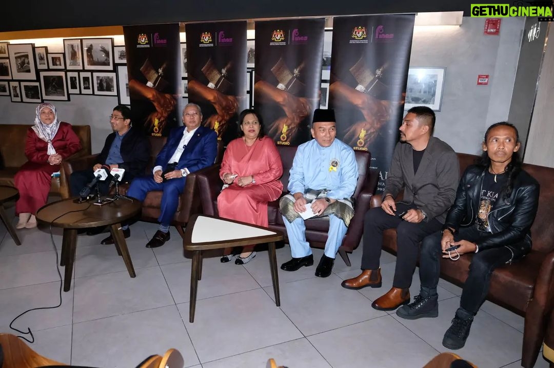 Yayan Ruhian - 7.3K Likes - Sebuah kehormatan bagi kami dalam special screening @filem_matkilau tadi malam Tan Sri Datuk Seri Panglima Haji Annuar bin Musa, Menteri Komunikasi dan Multimedia, berkenan hadir bersama sejumlah undangan. Terimakasih 🙏🏽🙏🏽