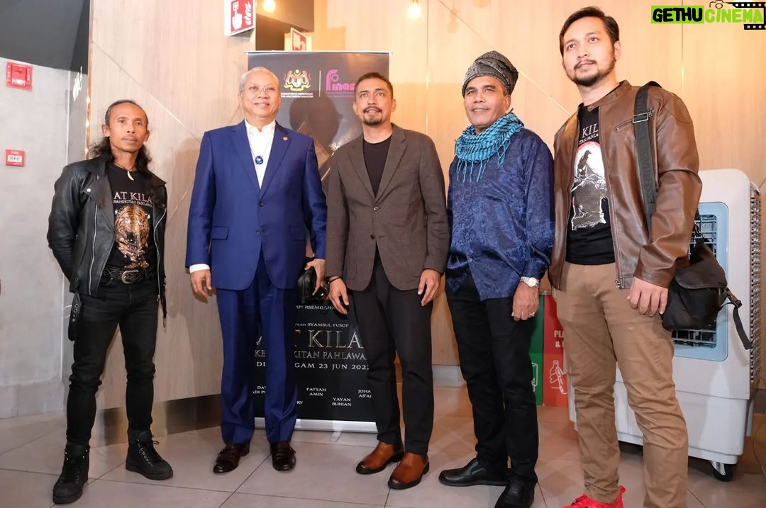Yayan Ruhian - 7.3K Likes - Sebuah kehormatan bagi kami dalam special screening @filem_matkilau tadi malam Tan Sri Datuk Seri Panglima Haji Annuar bin Musa, Menteri Komunikasi dan Multimedia, berkenan hadir bersama sejumlah undangan. Terimakasih 🙏🏽🙏🏽
