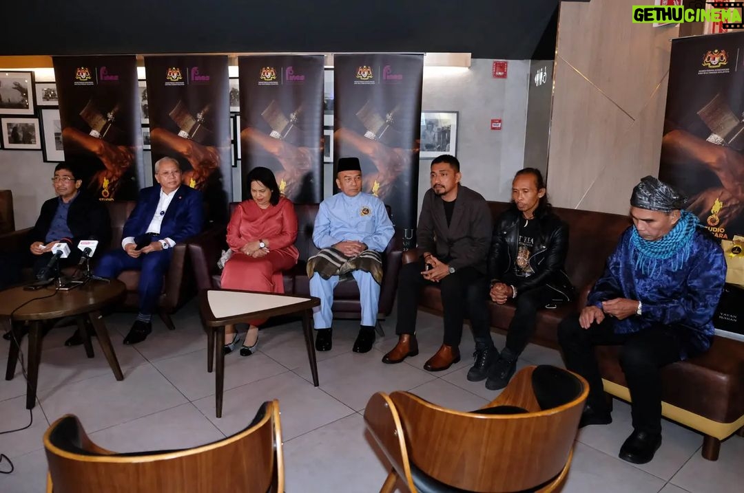 Yayan Ruhian - 7.3K Likes - Sebuah kehormatan bagi kami dalam special screening @filem_matkilau tadi malam Tan Sri Datuk Seri Panglima Haji Annuar bin Musa, Menteri Komunikasi dan Multimedia, berkenan hadir bersama sejumlah undangan. Terimakasih 🙏🏽🙏🏽