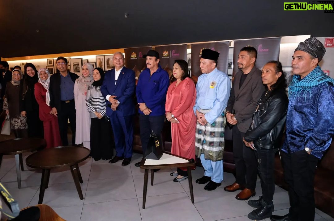 Yayan Ruhian - 7.3K Likes - Sebuah kehormatan bagi kami dalam special screening @filem_matkilau tadi malam Tan Sri Datuk Seri Panglima Haji Annuar bin Musa, Menteri Komunikasi dan Multimedia, berkenan hadir bersama sejumlah undangan. Terimakasih 🙏🏽🙏🏽