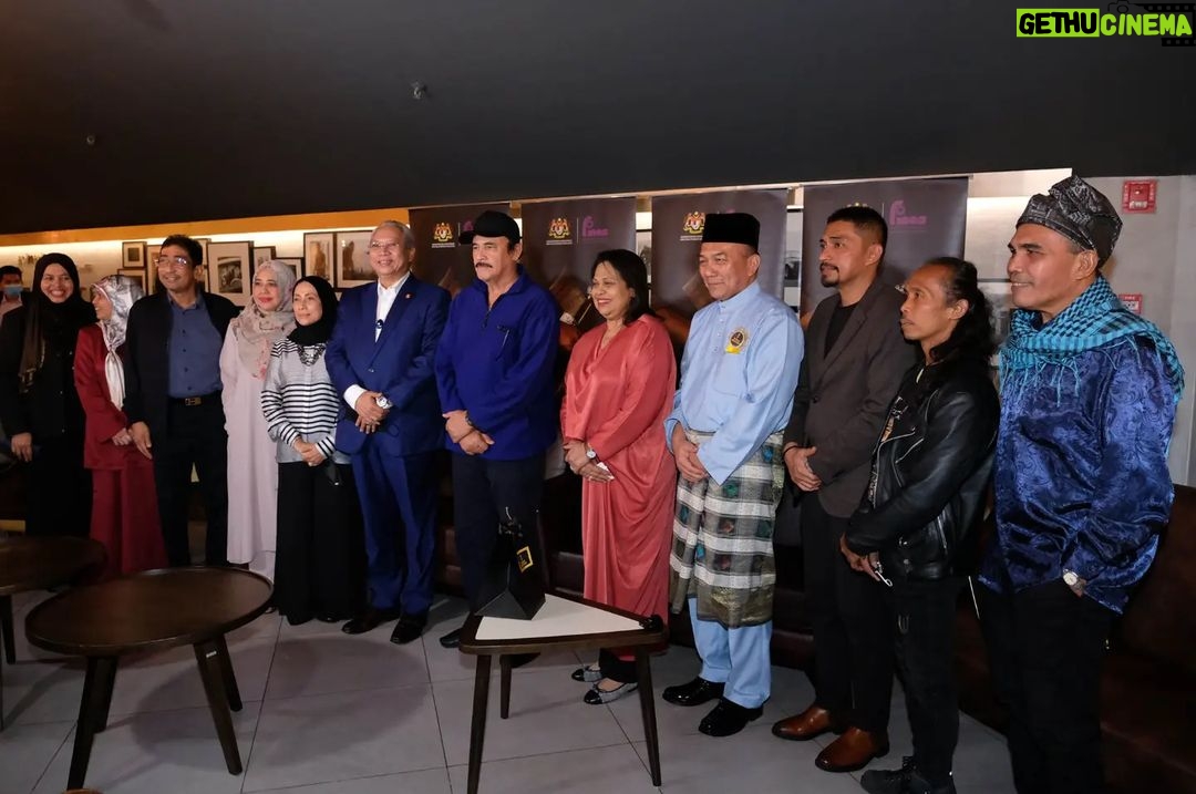 Yayan Ruhian - 7.3K Likes - Sebuah kehormatan bagi kami dalam special screening @filem_matkilau tadi malam Tan Sri Datuk Seri Panglima Haji Annuar bin Musa, Menteri Komunikasi dan Multimedia, berkenan hadir bersama sejumlah undangan. Terimakasih 🙏🏽🙏🏽
