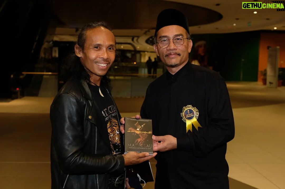 Yayan Ruhian - 7.3K Likes - Sebuah kehormatan bagi kami dalam special screening @filem_matkilau tadi malam Tan Sri Datuk Seri Panglima Haji Annuar bin Musa, Menteri Komunikasi dan Multimedia, berkenan hadir bersama sejumlah undangan. Terimakasih 🙏🏽🙏🏽