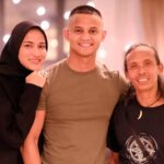 Yayan Ruhian Instagram - Hassan & Ifrit pun dah berdamai. Hassan invite Ifrit datang ke rumahnya. Terimakasih @hairulazreen @haniszalikha dah jemput makan. #BahasaHanief #fujixh1 #fujifilm