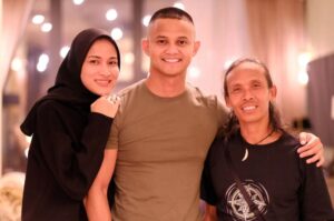 Yayan Ruhian Instagram - Hassan & Ifrit pun dah berdamai. Hassan invite Ifrit datang ke rumahnya. Terimakasih @hairulazreen @haniszalikha dah jemput makan.

#BahasaHanief #fujixh1 #fujifilm