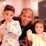 Yayan Ruhian Instagram - Hassan & Ifrit pun dah berdamai. Hassan invite Ifrit datang ke rumahnya. Terimakasih @hairulazreen @haniszalikha dah jemput makan. #BahasaHanief #fujixh1 #fujifilm