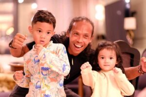 Yayan Ruhian Instagram - Hassan & Ifrit pun dah berdamai. Hassan invite Ifrit datang ke rumahnya. Terimakasih @hairulazreen @haniszalikha dah jemput makan.

#BahasaHanief #fujixh1 #fujifilm