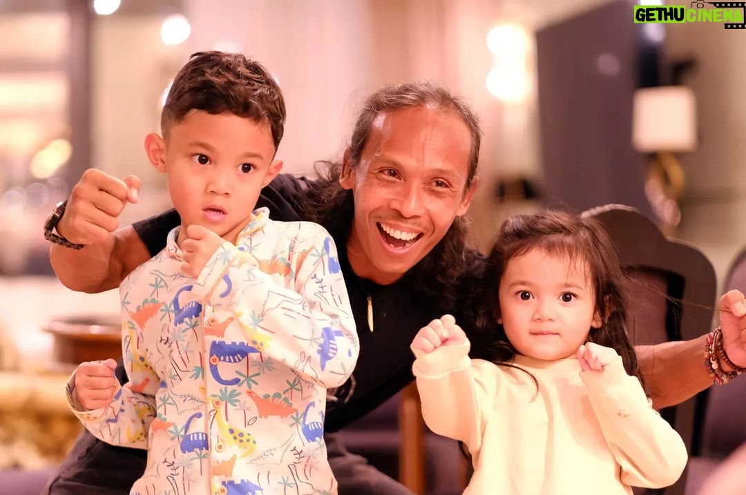 Yayan Ruhian - 10.6K Likes - Hassan & Ifrit pun dah berdamai. Hassan invite Ifrit datang ke rumahnya. Terimakasih @hairulazreen @haniszalikha dah jemput makan.
#BahasaHanief #fujixh1 #fujifilm