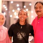 Yayan Ruhian Instagram - Hassan & Ifrit pun dah berdamai. Hassan invite Ifrit datang ke rumahnya. Terimakasih @hairulazreen @haniszalikha dah jemput makan. #BahasaHanief #fujixh1 #fujifilm