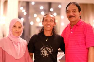 Yayan Ruhian Instagram - Hassan & Ifrit pun dah berdamai. Hassan invite Ifrit datang ke rumahnya. Terimakasih @hairulazreen @haniszalikha dah jemput makan.

#BahasaHanief #fujixh1 #fujifilm