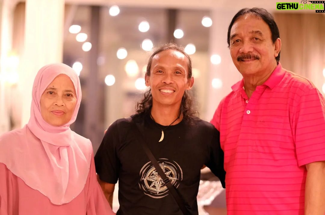 Yayan Ruhian - 10.6K Likes - Hassan & Ifrit pun dah berdamai. Hassan invite Ifrit datang ke rumahnya. Terimakasih @hairulazreen @haniszalikha dah jemput makan.
#BahasaHanief #fujixh1 #fujifilm