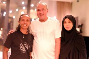 Yayan Ruhian Instagram - Hassan & Ifrit pun dah berdamai. Hassan invite Ifrit datang ke rumahnya. Terimakasih @hairulazreen @haniszalikha dah jemput makan.

#BahasaHanief #fujixh1 #fujifilm