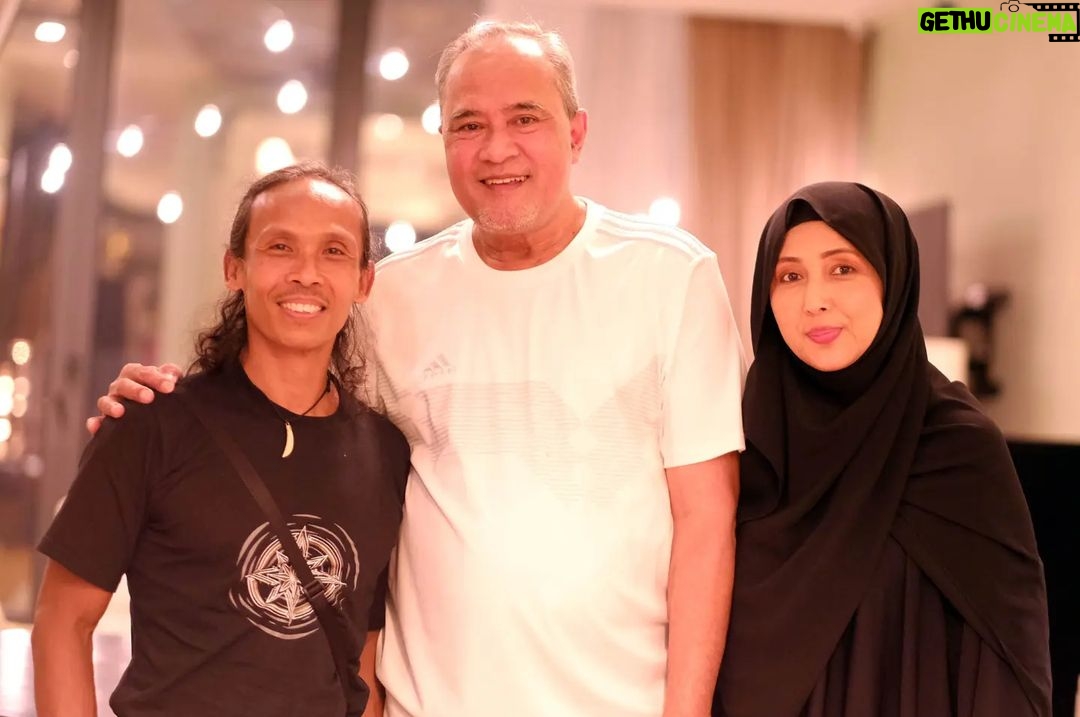 Yayan Ruhian - 10.6K Likes - Hassan & Ifrit pun dah berdamai. Hassan invite Ifrit datang ke rumahnya. Terimakasih @hairulazreen @haniszalikha dah jemput makan.
#BahasaHanief #fujixh1 #fujifilm