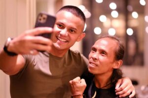 Yayan Ruhian Instagram - Hassan & Ifrit pun dah berdamai. Hassan invite Ifrit datang ke rumahnya. Terimakasih @hairulazreen @haniszalikha dah jemput makan.

#BahasaHanief #fujixh1 #fujifilm
