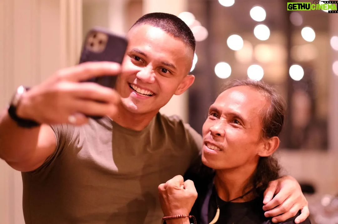 Yayan Ruhian - 10.6K Likes - Hassan & Ifrit pun dah berdamai. Hassan invite Ifrit datang ke rumahnya. Terimakasih @hairulazreen @haniszalikha dah jemput makan.
#BahasaHanief #fujixh1 #fujifilm