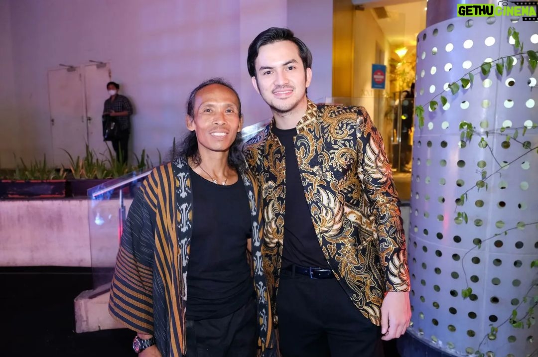 Yayan Ruhian Instagram - Kang Yayan w/ family and friends di #Gala #Premiere #Gatotkaca @gatotkaca_official Tayang 9 Juni 22 #Greget #ItuTajam Epicentrum XXI