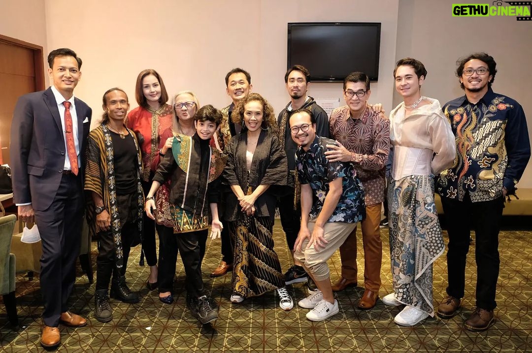 Yayan Ruhian Instagram - Kang Yayan w/ family and friends di #Gala #Premiere #Gatotkaca @gatotkaca_official Tayang 9 Juni 22 #Greget #ItuTajam Epicentrum XXI