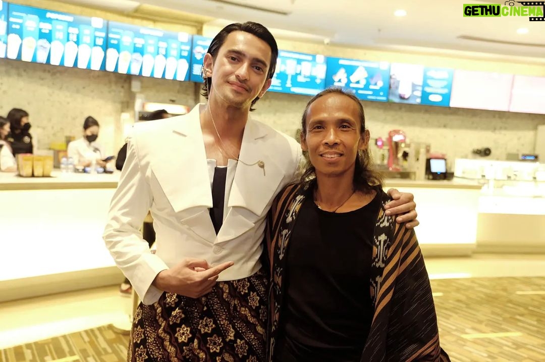 Yayan Ruhian Instagram - Kang Yayan w/ family and friends di #Gala #Premiere #Gatotkaca @gatotkaca_official Tayang 9 Juni 22 #Greget #ItuTajam Epicentrum XXI