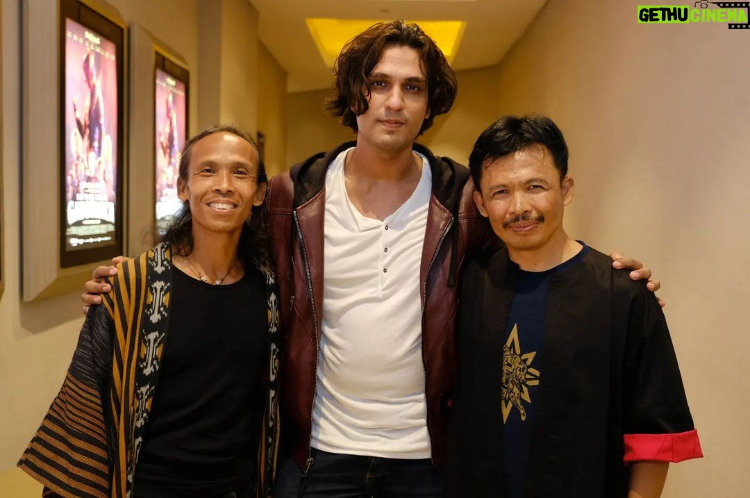 Yayan Ruhian Instagram - Kang Yayan w/ family and friends di #Gala #Premiere #Gatotkaca @gatotkaca_official Tayang 9 Juni 22 #Greget #ItuTajam Epicentrum XXI