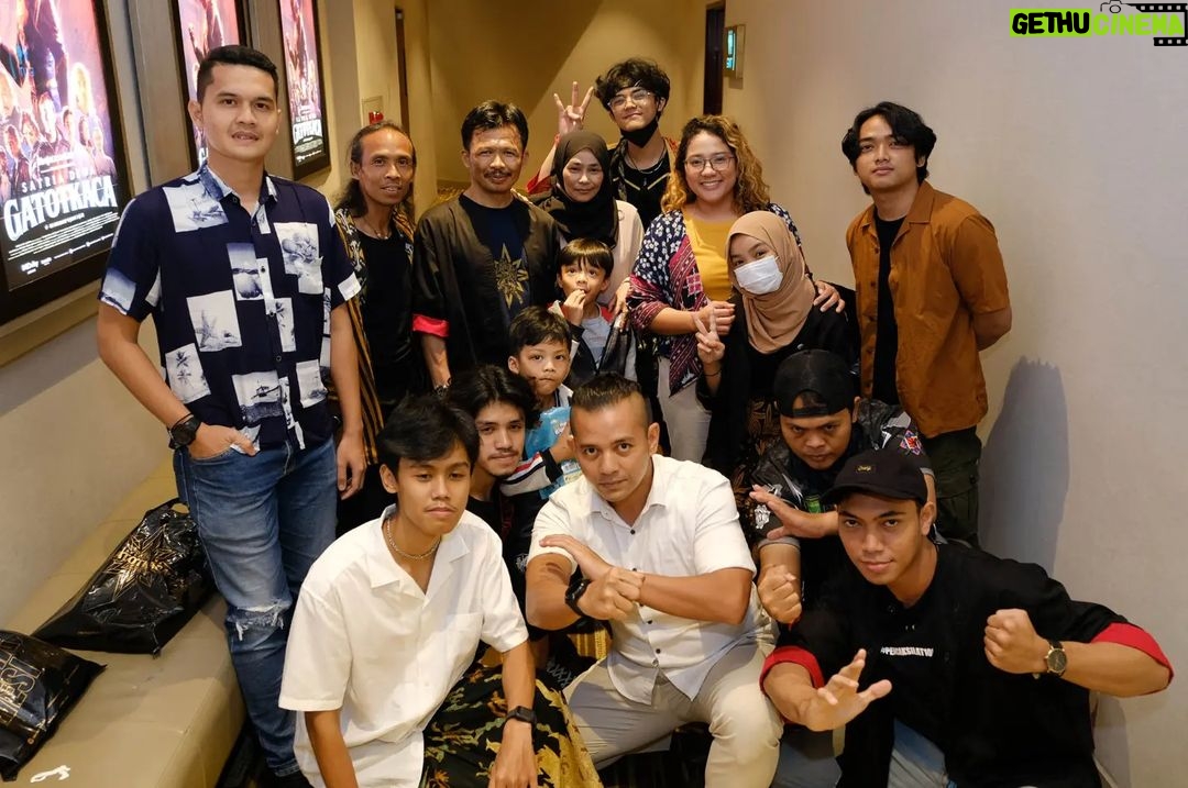 Yayan Ruhian Instagram - Kang Yayan w/ family and friends di #Gala #Premiere #Gatotkaca @gatotkaca_official Tayang 9 Juni 22 #Greget #ItuTajam Epicentrum XXI