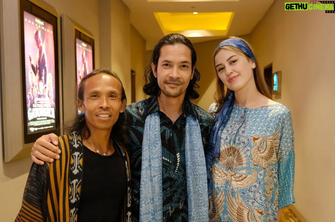 Yayan Ruhian Instagram - Kang Yayan w/ family and friends di #Gala #Premiere #Gatotkaca @gatotkaca_official Tayang 9 Juni 22 #Greget #ItuTajam Epicentrum XXI