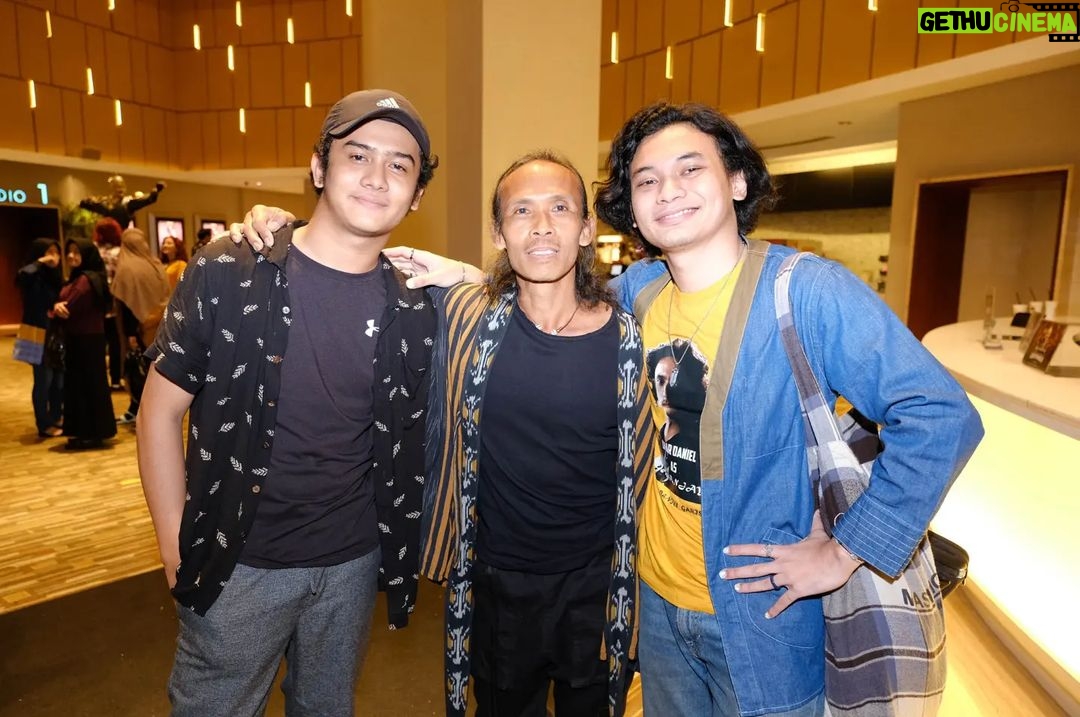 Yayan Ruhian Instagram - Kang Yayan w/ family and friends di #Gala #Premiere #Gatotkaca @gatotkaca_official Tayang 9 Juni 22 #Greget #ItuTajam Epicentrum XXI