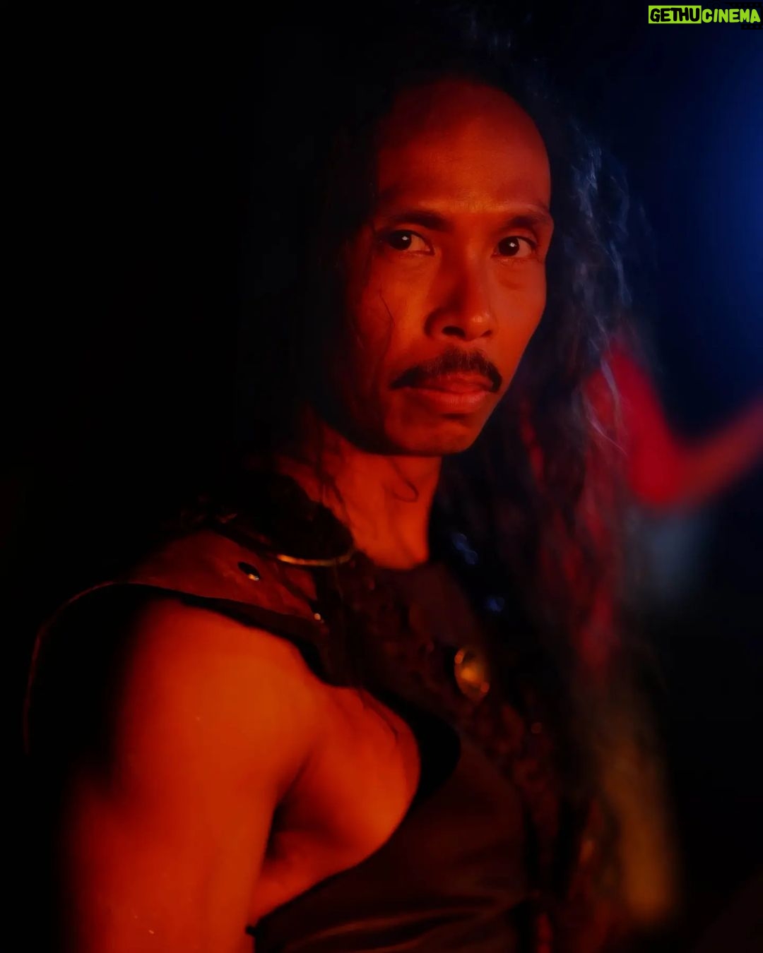 Yayan Ruhian Instagram - Bulan Juni nanti, Insya Allah dua film dimana kami terlibat #SatriaDewaGatotkaca @gatotkaca_official dan #MatKilau @filem_matkilau akan tayang. 9 Juni Gatotkaca tayang di Indonesia & 23 Juni Mat Kilau di Malaysia. Mudah-mudahan Gatotkaca juga akan tayang di #Malaysia dan sebaliknya, Mat Kilau juga akan tayang di #Indonesia karena banyak sekali yang menanyakan soal ini kepada kami. Aamiin.. #Greget #ItuTajam
