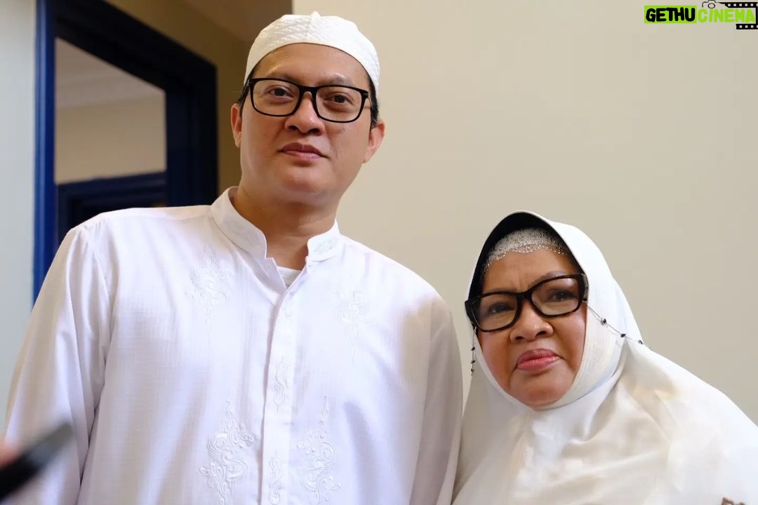 Yayan Ruhian - 11.7K Likes - Walimatussafar Mamah @mamayoyoh6 & Abang @piping.firmansyah77
Sehat-sehat dan lancar semuanya Mah, Bang, dari berangkat sampai pulang nanti. Ibadahnya diterima, diridhoi Allah SWT dan jadi haji yang mabrur. Aaamiin...