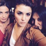 Yeşim Büber Instagram - Neee! Biri bugün Pazar mı dedi? @benalce @handemiyy #siyahincidizisi #siyahinci