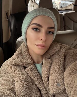 Yekaterina Varnava Instagram - Своевременная проверка организма не раз помогала предотвратить тяжелое развитие болезни и на ранних этапах спасти жизнь человека. Очень важно не оставлять подозрительные анализы или даже генетическую предрасположенность к той или иной болезни без более точного обследования, также как и нельзя легкомысленно относится к бесконтрольному приему лекарств бадов по случаю и без, которые могут оказывать побочный эффект. Простите мои рассуждения на эту тему, но после недавних не самых приятных событий среди моих знакомых, которые могли и не случится, хочется подчеркнуть, что не только антибиотики, но и разные бады нужно принимать с умом и по назначению врача, не ведясь на яркую маркетинговую уловку. Да, они помогают, но также могут ослаблять организм в целом, создавая почву, например,  для появления бактерий, вызывающих язву или рак желудка. Безусловно сейчас создаются все более новые технологии для быстрого диагностирования состояния желудка. Даже среди отечественных разработок появился аппарат, который за два часа может диагностировать гастрит, язву или рак желудка с высокой точностью. Но с той скоростью, как люди стали без всякой медицинской составляющей верить тем или иным инфлюенсерам, которые рекомендуют принимать то или иное средство или соблюдать ту или иную диету, хочется напомнить, что у всех всё индивидуально. Это очень здорово, что появилась мода заботы о себе. Но то, что помогло им (где я уверена, все проходило под чутким наблюдением специализирующихся врачей), не факт, что поможет вам. Отбросьте легкомыслие и чистую веру, в то, что тот или иной лидер мнения, не имея медицинского образования может, советовать вам, как заботиться о вашем здоровье.
В непростые времена проявлять заботу по отношению друг к другу очень важно. Но также в тяжелые время всегда не мало тех, кто хочет нажиться на чужой беде. Если вы действительно хотите позаботиться о себе, то проверяйте любую информацию, полученную из интернета. И конечно же, помогайте своему организму, проверяя свое здоровье, с помощью настоящих врачей. Своевременно❤️