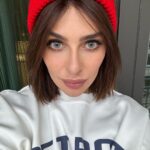 Yekaterina Varnava Instagram - Знайте, для этих селфи я встала пораньше, умылась, накрасилась, оделась. Обычно я так не делаю на праздниках. Но очень хотелось передать вам привет. Привееет! Передавайте и вы привет друг другу здесь, если не хотите также как я пройти путь от сонного до презентабельного человека😂