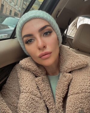 Yekaterina Varnava Instagram - Своевременная проверка организма не раз помогала предотвратить тяжелое развитие болезни и на ранних этапах спасти жизнь человека. Очень важно не оставлять подозрительные анализы или даже генетическую предрасположенность к той или иной болезни без более точного обследования, также как и нельзя легкомысленно относится к бесконтрольному приему лекарств бадов по случаю и без, которые могут оказывать побочный эффект. Простите мои рассуждения на эту тему, но после недавних не самых приятных событий среди моих знакомых, которые могли и не случится, хочется подчеркнуть, что не только антибиотики, но и разные бады нужно принимать с умом и по назначению врача, не ведясь на яркую маркетинговую уловку. Да, они помогают, но также могут ослаблять организм в целом, создавая почву, например,  для появления бактерий, вызывающих язву или рак желудка. Безусловно сейчас создаются все более новые технологии для быстрого диагностирования состояния желудка. Даже среди отечественных разработок появился аппарат, который за два часа может диагностировать гастрит, язву или рак желудка с высокой точностью. Но с той скоростью, как люди стали без всякой медицинской составляющей верить тем или иным инфлюенсерам, которые рекомендуют принимать то или иное средство или соблюдать ту или иную диету, хочется напомнить, что у всех всё индивидуально. Это очень здорово, что появилась мода заботы о себе. Но то, что помогло им (где я уверена, все проходило под чутким наблюдением специализирующихся врачей), не факт, что поможет вам. Отбросьте легкомыслие и чистую веру, в то, что тот или иной лидер мнения, не имея медицинского образования может, советовать вам, как заботиться о вашем здоровье.
В непростые времена проявлять заботу по отношению друг к другу очень важно. Но также в тяжелые время всегда не мало тех, кто хочет нажиться на чужой беде. Если вы действительно хотите позаботиться о себе, то проверяйте любую информацию, полученную из интернета. И конечно же, помогайте своему организму, проверяя свое здоровье, с помощью настоящих врачей. Своевременно❤️
