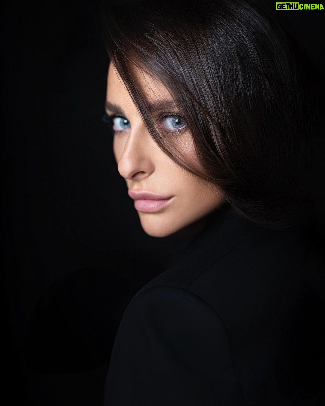 Yekaterina Varnava - 89.8K Likes - Не перестаю думать, насколько всё может быть относительно. Мы порой не замечаем как проносится месяц, два, зима, потом неожиданно уже лето. Для некоторых мимолетное мгновение может показаться вечностью. А другие смотрят на день, как на меленькую жизнь, потому что время на исходе, а определенные обстоятельства забирают возможность создавать счастливые воспоминания. В такие моменты хочется выразить благодарность врачам, медикам, которые не смотря ни на что с невероятными упрямством по долгу службы и призвания возвращают время тем, кто в нем нуждается. Для детей, ожидающих пересадку сердца, наши ученые создали самый маленький в мире аппарат, которые сможет поддерживать здоровье малышей с трех лет до операции по пересадке сердца, тем самым подарив им не просто время, но и шанс на долгую счастливую полную любви и заботы жизнь.
Я не знаю, как об этом правильно рассказывать, но никогда не будет лишним напомнить, что большая часть нашего счастья зависит от здоровья. Поэтому берегите себя, и пусть у каждого маленького пациента сердце будет биться долго❤️