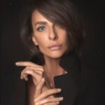 Yekaterina Varnava Instagram – Мне очень хочется, чтобы каждый из вас провел эти праздники в кругу дорогих вам людей. Я думаю, сейчас это особенно важно – быть с теми, с кем тепло, с кем рядом хочется расслабиться и улыбаться и с легкостью, без суеты встретить новый год, устроить уютный вечер, подарить друг другу подарки, а лучше придумать новую личную ежегодную традицию…. Можно сделать самое простое – приготовить любимой еды, сделать закуски и посмотреть вместе кино. Не для всех доступна радость от просмотра кино, и для людей с инвалидностью по зрению у нас разработали мобильное приложение «Особый взгляд», которое синхронизирует аудиодорожку фильма с тифлокомментариями. По сути оно описывает человеку все, что происходит на экране. В этом приложении также есть библиотека фильмов, которая позволит быстрее определиться с выбором кино!
Всем самых уютных праздников с близкими❤️

photo @dvelichko
muah @s_shayda