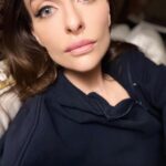 Yekaterina Varnava Instagram - Дети очень наблюдательны. Они видят всё более чисто, прозрачно, ясно и запоминают это на всю жизнь. Особенно они запоминают поступки, с которых потом берут пример. Я сама когда-то была ребенком, и сейчас понимаю, насколько я благодарна своим родителям, которые в непростые 80-90е занимали меня как могли и на что могли кружками и разными активностями, чтобы дать мне шанс вырасти со здоровым взглядом на жизнь, не смотря на все сложности. Возможности тогда были у всех разные. Летом, к примеру, кого-то из моих друзей отправляли на лето к бабушкам и дедушкам, родителям некоторых детей давали путевку в детский лагерь, кто-то оставался в городе. Выбор был небольшой, но все искали возможности увлечь ребенка. Подрабатывали, занимали, перезанимали. Сейчас, отправляя ребенка отдыхать, родители могут вернуть хоть часть средств по туристическому кэшбеку. Мне кажется, это в некотором роде облегчение финансовой нагрузки, приходящейся на родителей и которая возрастает с каждым годом из-за разных обстоятельствах все больше и больше. В общем, вырастить любящего, счастливого человека в современном мире - непростая задача для любого человека. Каждый старается как может. И я просто хочу поблагодарить вновь и вновь своих родителей, которые делали для меня всё невозможное при отсутствии всего. Спасибо, Мама. Люблю❤️