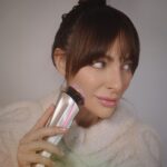 Yekaterina Varnava Instagram - Без лишней лести третий месяц пользуюсь этим японским гаджетом и кайфую жестко. Кто бы мог подумать (я последняя могла бы подумать), что ежедневная работа с мышцами лица может творить чудеса. Пусть вас впечатлит название этого аппарата - Зевс 2 от @artistic_co.ru , а животворящая комбинация токов вдохновит вас на желание попрощаться с неровным цветом лица и отечностью. Про особенности режимов можно узнать из инструкции, но сразу предупреждаю, цвет лампочек не для настроения😂 Зеленый цвет для выравнивания, красный - для лифтинга, синий… пусть для вас это будет приятным сюрпризом. В общем, всем спасибо за внимание, ушла🙂
