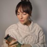 Yekaterina Varnava Instagram - Без лишней лести третий месяц пользуюсь этим японским гаджетом и кайфую жестко. Кто бы мог подумать (я последняя могла бы подумать), что ежедневная работа с мышцами лица может творить чудеса. Пусть вас впечатлит название этого аппарата - Зевс 2 от @artistic_co.ru , а животворящая комбинация токов вдохновит вас на желание попрощаться с неровным цветом лица и отечностью. Про особенности режимов можно узнать из инструкции, но сразу предупреждаю, цвет лампочек не для настроения😂 Зеленый цвет для выравнивания, красный - для лифтинга, синий… пусть для вас это будет приятным сюрпризом. В общем, всем спасибо за внимание, ушла🙂