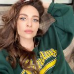 Yekaterina Varnava Instagram - Мне сейчас сложно не согласиться с тем, что жизнь реально учит очень жесткому правилу, что люди приходят и уходят, а природа остается. Мы с вами последние несколько лет активно пробуем напоминать друг другу, что очень важно ценить насколько это сейчас возможно то, где мы живем, заботиться о природе, сохранять ее. Ежегодно от пожаров в разгар лета или неосторожного обращения с огнем мы теряем не только гектары леса, но также уничтожается место обитания различной флоры и фауны (животные, птицы, редкие растения). Такие эко-акции как «Сохраним лес», где многие неравнодушные люди помогают сажать новые деревья, это добро, которое каждый может делать здесь и сейчас. 80 миллионов заново высаженных деревьев за 2022 год по всей стране - это возможность учиться осознанно с любовью относиться к окружающей среде. Пожалуйста, давайте не забывать, что #всёначинаетсяснас! Moscow