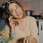Yekaterina Varnava Instagram - Приятно делать друзьям сюрприз и устраивать теплые встречи. Получать игристый кешбэк 40% самовывозом в СберМаркете — приятно вдвойне. А с тем, что кто-то меняет свои планы в последний момент, надо конечно же, что-то делать 😈