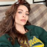 Yekaterina Varnava Instagram - Мне сейчас сложно не согласиться с тем, что жизнь реально учит очень жесткому правилу, что люди приходят и уходят, а природа остается. Мы с вами последние несколько лет активно пробуем напоминать друг другу, что очень важно ценить насколько это сейчас возможно то, где мы живем, заботиться о природе, сохранять ее. Ежегодно от пожаров в разгар лета или неосторожного обращения с огнем мы теряем не только гектары леса, но также уничтожается место обитания различной флоры и фауны (животные, птицы, редкие растения). Такие эко-акции как «Сохраним лес», где многие неравнодушные люди помогают сажать новые деревья, это добро, которое каждый может делать здесь и сейчас. 80 миллионов заново высаженных деревьев за 2022 год по всей стране - это возможность учиться осознанно с любовью относиться к окружающей среде. Пожалуйста, давайте не забывать, что #всёначинаетсяснас! Moscow