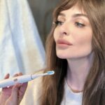 Yekaterina Varnava Instagram - Чур, не дарить мне зубную щетку на день рождения, потому что Polaris @polaris_home об этом уже позаботились😌 Электрическая зубная щетка и ирригатор для полости рта от Polaris активно включились в мой ежедневный уход и заботятся о моих зубах, и о ваших тоже смогут. Что я отмечу за время использования: Во-первых, у этой щетки 5 режимов работы, включая режим отбеливания. Во-вторых, в комплекте несколько насадок, в том числе запатентованная монопучковая насадка – она универсальная и особенно подойдет тем, у кого есть брекеты. В-третьих, она работает до 60-ти дней без подзарядки. Это и футляр в комплекте позволяют не расставаться с ней даже в поездках. Честно скажу, с ирригатором я еще только начинаю дружить, но он мне уже нравится. Все по делу 😅 Легкий, компактный, удобно держать в руке… а гидромассаж для десен - это вообще что-то на райском. 5 насадок, 5 режимов… и лично пять звезд из пяти от меня. Ничего полезнее вы сегодня уже не увидите, так что задержите свое внимание на моих новых любимках и подумайте, что это может стать идеальным подарком для ваших близких ❤️