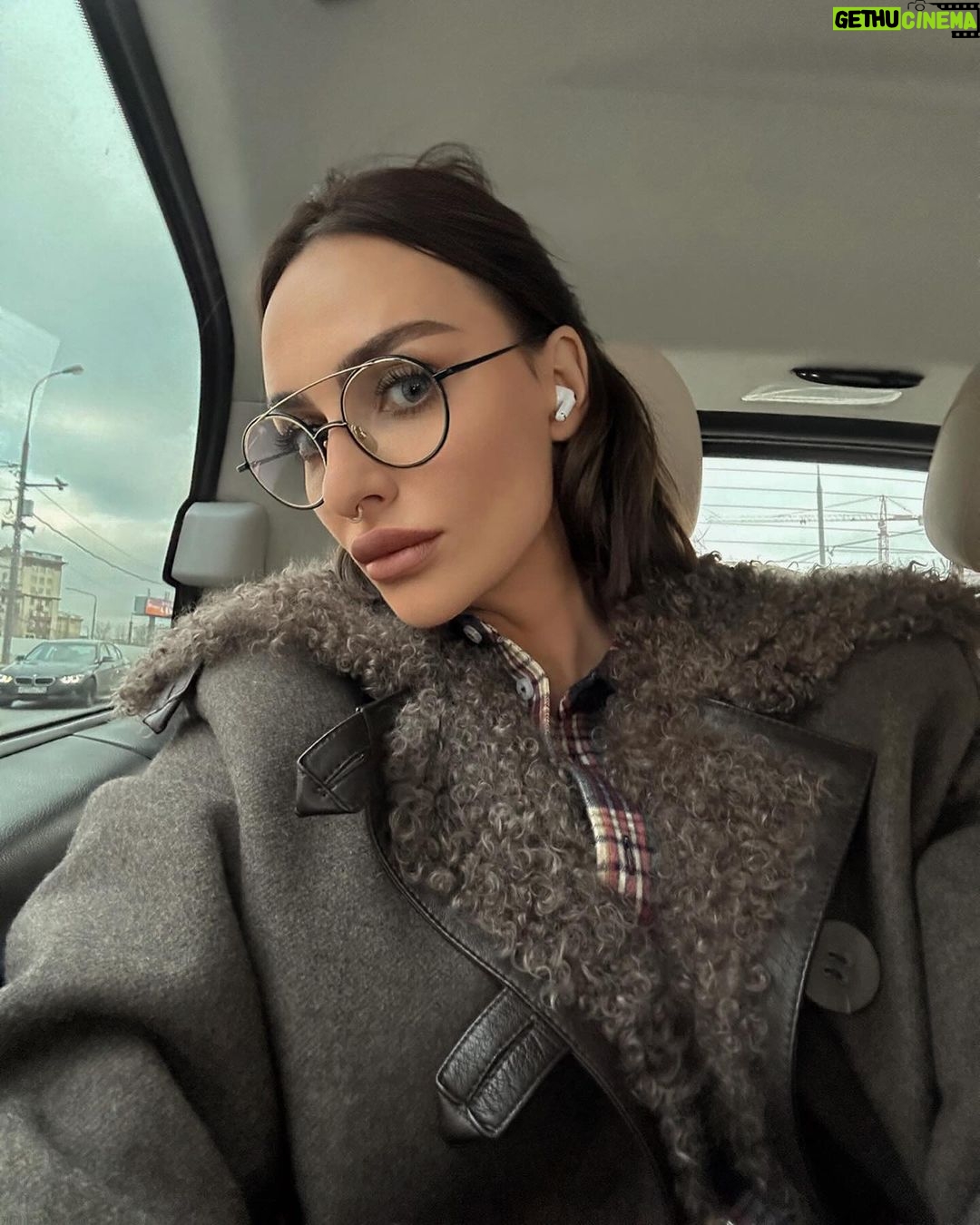 Yekaterina Varnava - 87.4K Likes - Надела очки и увидела, что друзей стало мало, зато чистого воздуха - так много😘