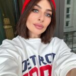 Yekaterina Varnava Instagram - Знайте, для этих селфи я встала пораньше, умылась, накрасилась, оделась. Обычно я так не делаю на праздниках. Но очень хотелось передать вам привет. Привееет! Передавайте и вы привет друг другу здесь, если не хотите также как я пройти путь от сонного до презентабельного человека😂
