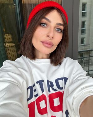 Yekaterina Varnava Instagram - Знайте, для этих селфи я встала пораньше, умылась, накрасилась, оделась. Обычно я так не делаю на праздниках. Но очень хотелось передать вам привет. Привееет!
Передавайте и вы привет друг другу здесь, если не хотите также как я пройти путь от сонного до презентабельного человека😂